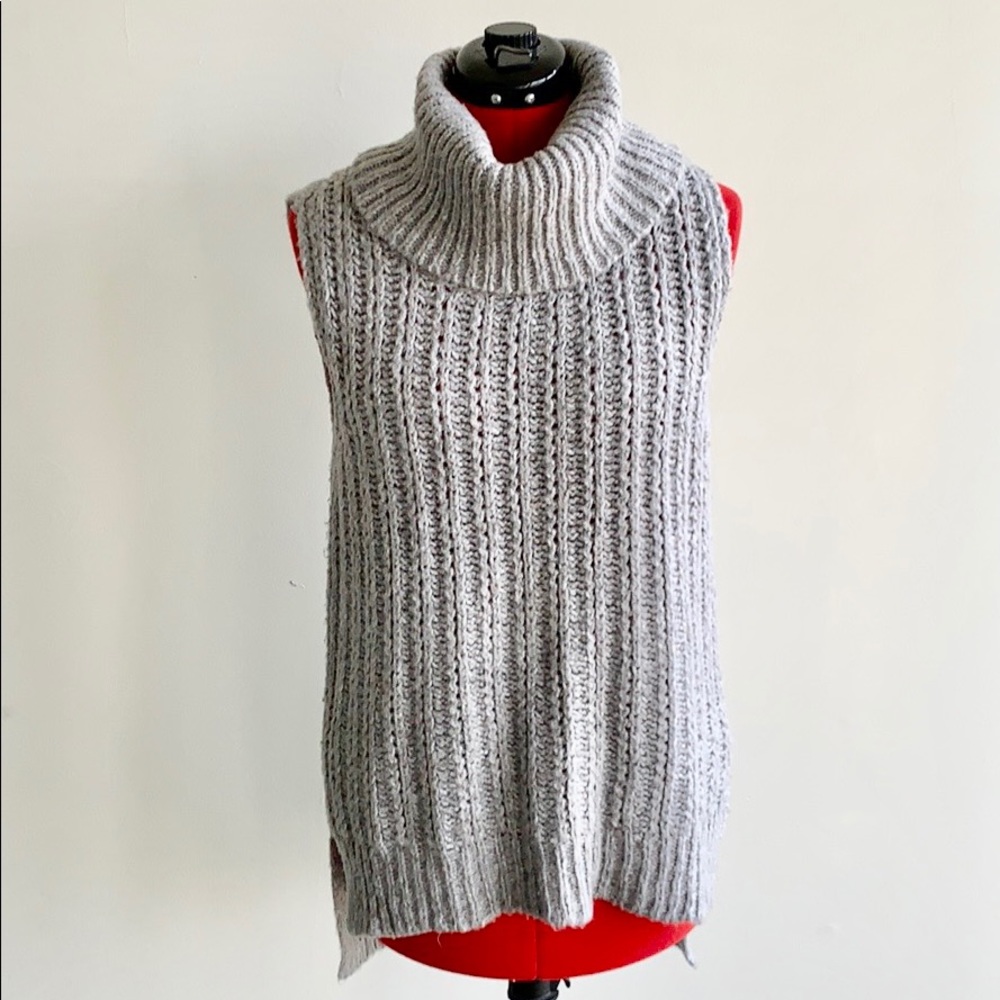 ♦️SOLD♦️Two by Vince Camuto Hi Low Sleeveles